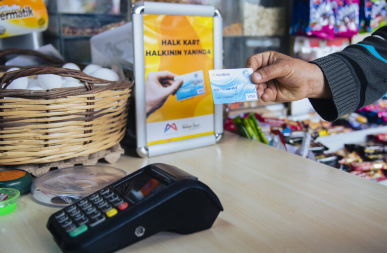 İHTİYAÇ SAHİBİNE DE MAHALLE BAKKALINA DA NEFES ALDIRIYOR: “HALK KART”