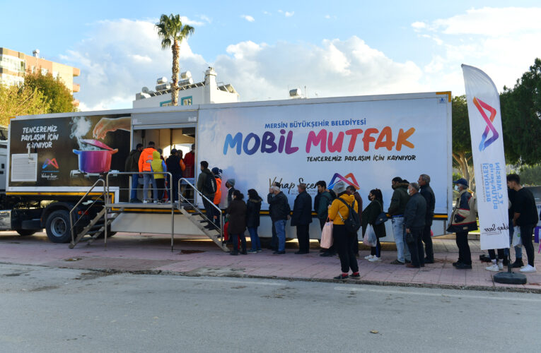 MOBİL MUTFAK TIRI İLÇELERİ GEZİYOR, YURTTAŞLARA 3 TL’YE 3 ÇEŞİT YEMEK ULAŞTIRIYOR