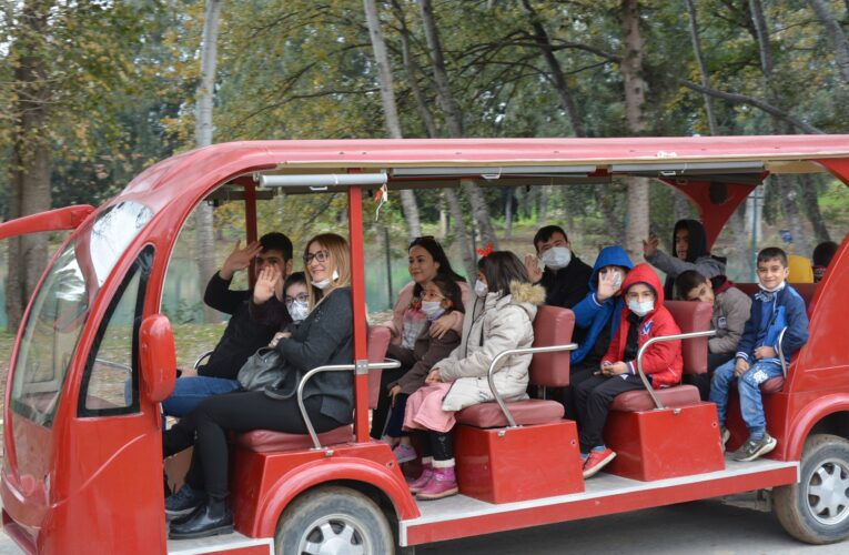 Gezi arabasıyla kamp içinde tur attılar