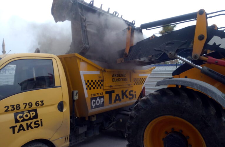 Günde 400 tondan fazla çöp toplanıyor, pazaryerleri ve sokaklar yıkanıyor