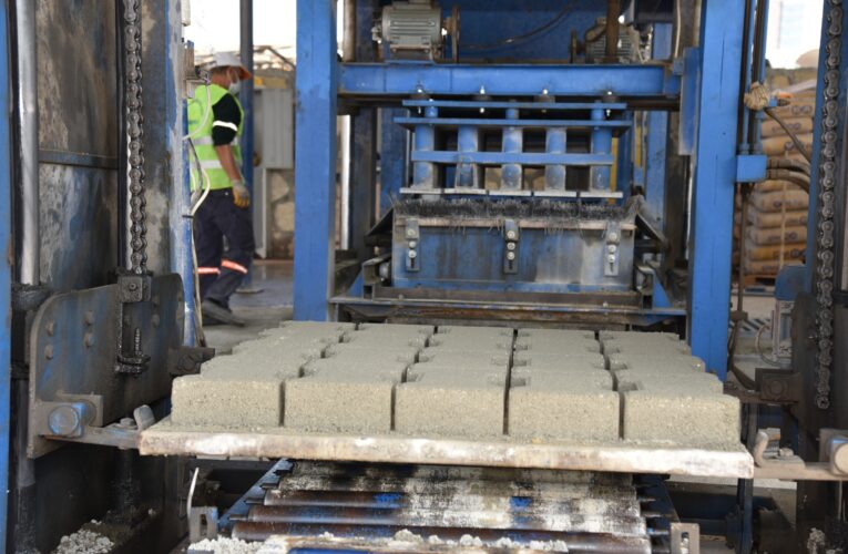 TOROSLAR’DA YOLLAR KİLİT PARKE İLE YENİLENİYOR