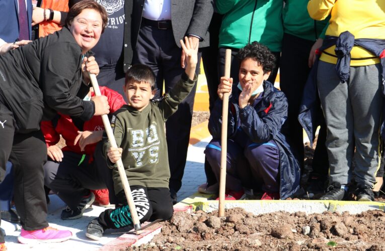 Toroslar Belediyesi, Engelliler Akademisi’nde oluşturduğu “Engelsiz Tarım Bahçesi” ile üreterek engelleri aşmanın en güzel örneğini sergiliyor