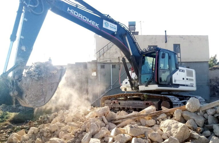 EVCİ MAHALLESİ’NDE 2 METRUK BİNANIN YIKIMI GERÇEKLEŞTİ