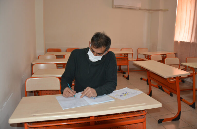 YAŞLARINA RAĞMEN ÜNİVERSİTE HAYALLERİNİN PEŞİNDE KOŞUYORLAR