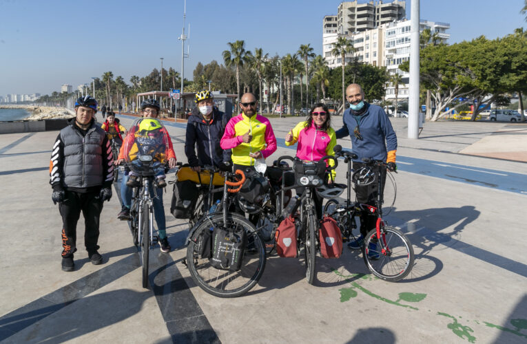 FRANSIZ BİSİKLETLİ GEZGİN ÇİFTTEN MERSİN’DE OTİZM VE DOWN SENDROMU FARKINDALIĞI