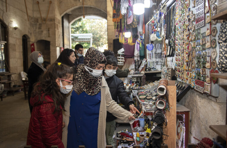 ÖZEL GEREKSİNİMLİ BİREYLER BÜYÜKŞEHİR’İN HİZMETLERİ VE FAALİYETLERİYLE MORAL BULUYOR