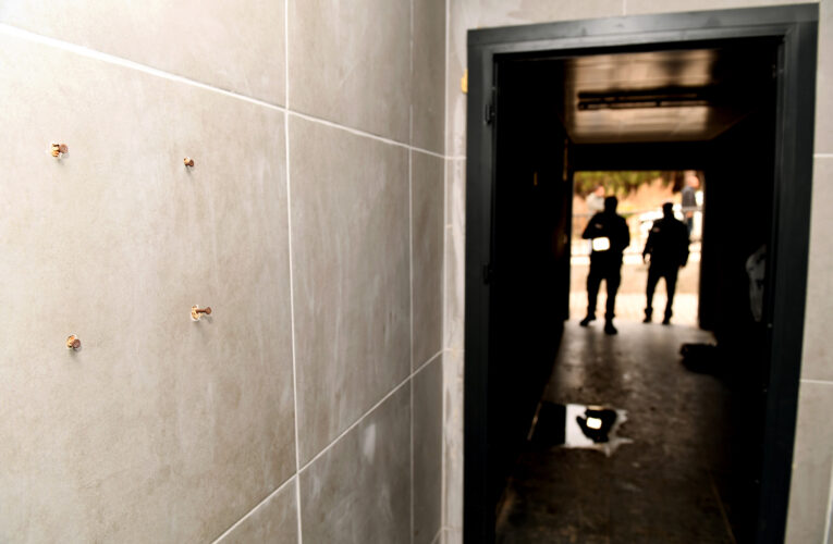 ÇİFTLİKKÖY MEZARLIĞI’NDA BULUNAN TUVALETLERİN KAPILARI VE İÇ TEFRİŞAT MALZEMELERİ ÇALINDI