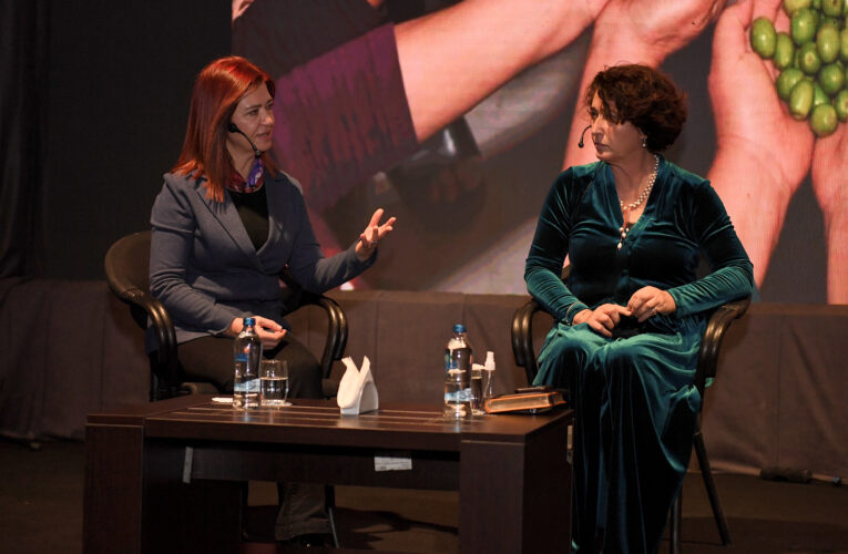 NEPTÜN SOYER: “KÜÇÜK ÜRETİCİNİN HAYATTA KALMASI İÇİN KOOPERATİFLEŞMEK ZORUNDAYIZ”