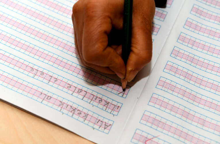 ÇOCUKLARINI OKUTTULAR, ŞİMDİ ONLAR OKUMA-YAZMA ÖĞRENİYOR