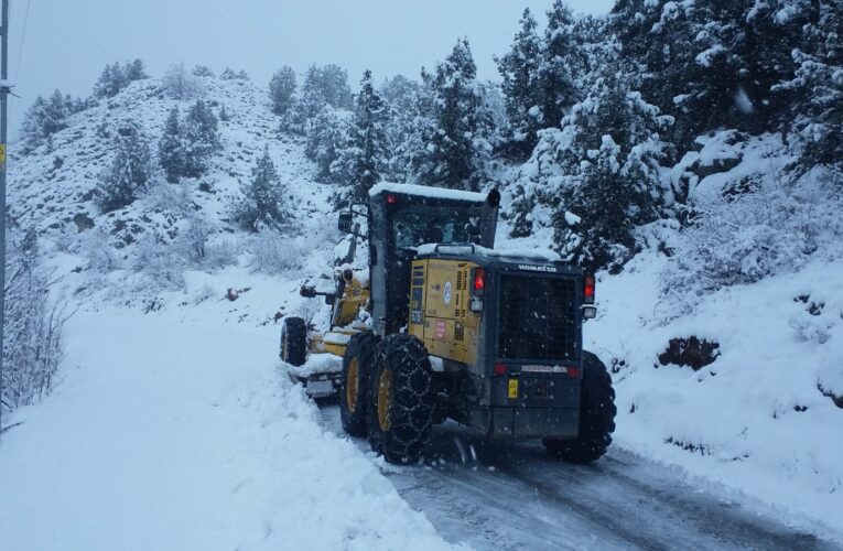 Arslanköy’de yollar ve okul bahçeleri kardan temizlendi