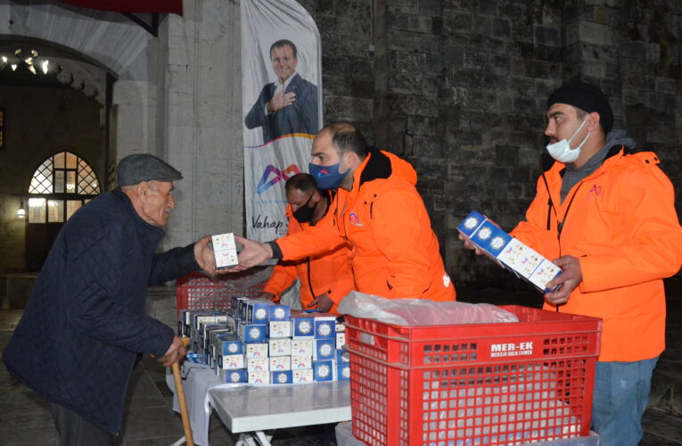 Kandil simitleri Anamur’dan Tarsus’a 13 ilçede dağıtıldı