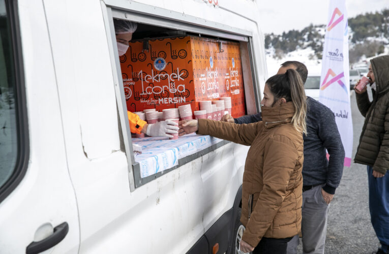 ÇAMLIYAYLA’NIN SOĞUK HAVASINDA VATANDAŞIN İÇİ ÇORBA VE KAYNARLA ISINDI