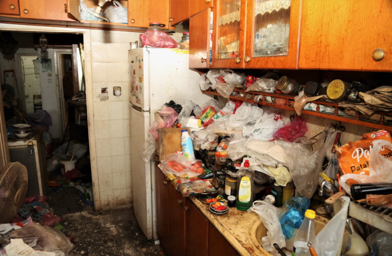 AKDENİZ BELEDİYESİ EKİPLERİ ÇÖP EVİ TEMİZLEDİ