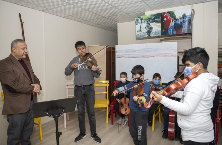 ELLERİ BİR YANDAN KEMAN BİR YANDAN KALEM TUTUYOR