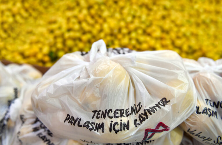 MUT, GÜLNAR VE ÇAMLIYAYLA’DA BÜYÜKŞEHİR’DEN 10 TON LİMON DAĞITIMI