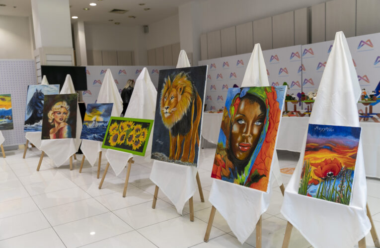 MÜZEYYEN ÇETİNKAYA’NIN ENERJİSİ VE TABLOLARI BEĞENİ TOPLADI