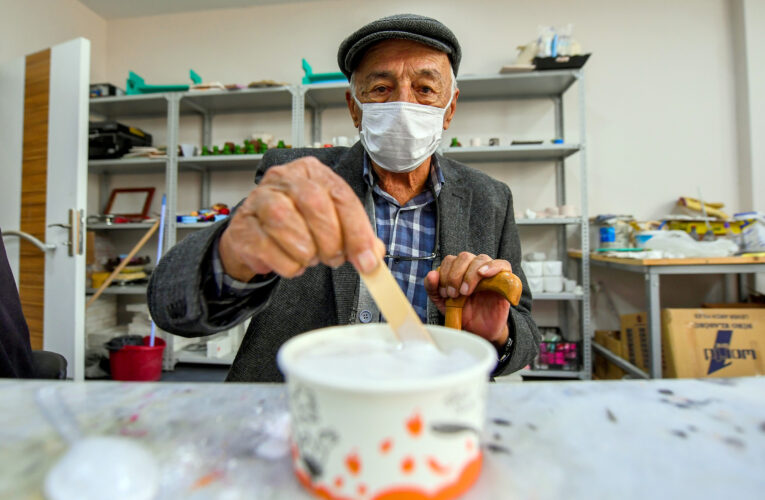 YAŞ ALMIŞLAR EVDEN ÇIKIP ATÖLYEDE SOSYALLEŞİYOR