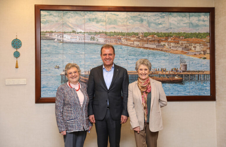 1950’Lİ YILLARIN MERSİN BELEDİYE BAŞKANI MÜFİDE İLHAN’IN KIZLARINDAN BAŞKAN SEÇER’E ZİYARET