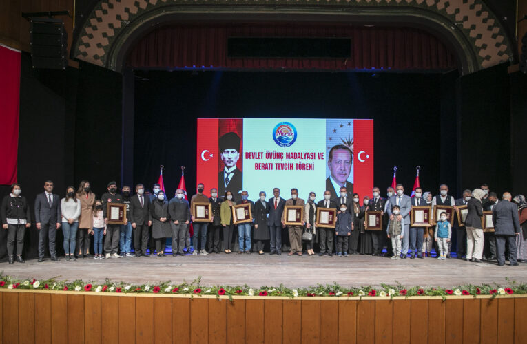 BAŞKAN SEÇER, ‘DEVLET ÖVÜNÇ MADALYASI VE BERATI TEVCİH TÖRENİ’NE KATILDI