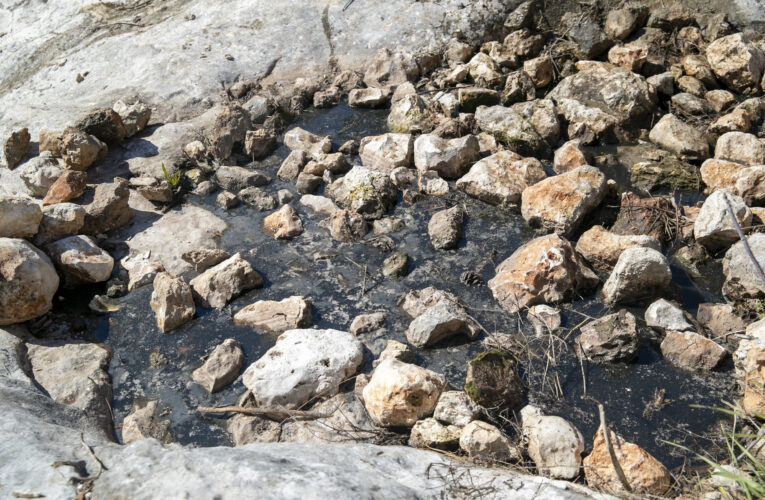 OBRUKLAR KAPATILIYOR, SU BİRİKİNTİLERİ İLAÇLANIYOR