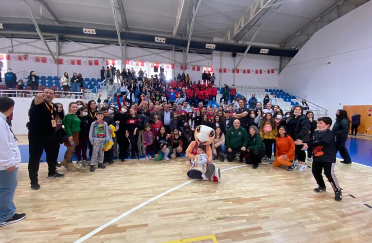 Büyükşehir Kadın Voleybol Takımı maçı set vermeden kazandı