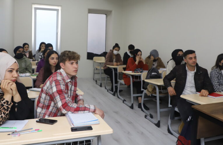 AKDENİZ BELEDİYESİ GENÇLERE ÜNİVERSİTE KAPILARINI AÇIYOR