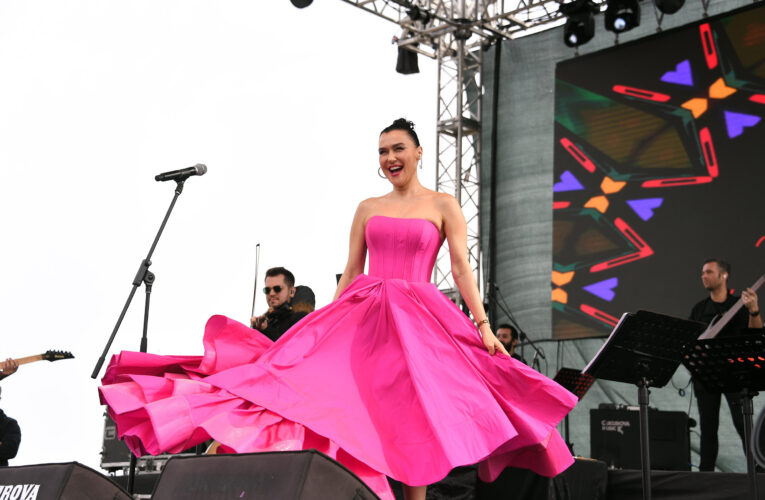 ŞEVVAL SAM KONSERİNDE MERSİN’DEN TEK SES: “KADIN KADININ KARDEŞİDİR”