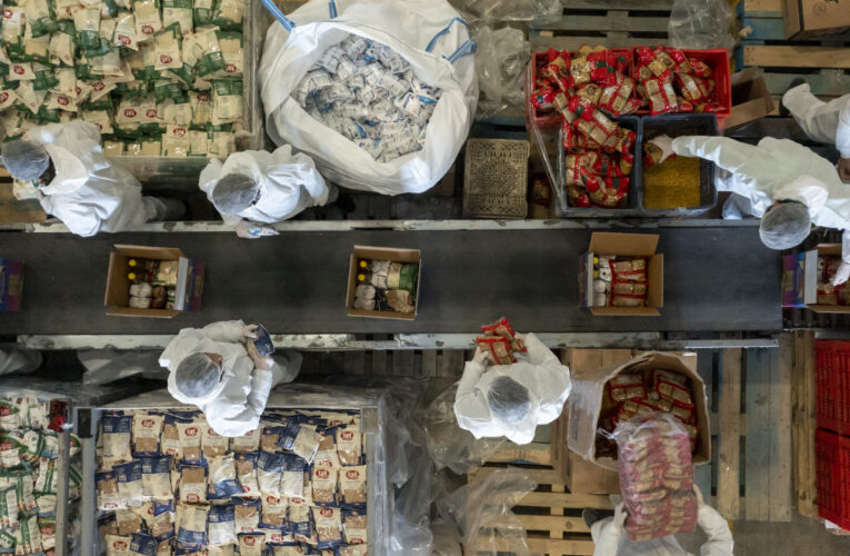 BÜYÜKŞEHİR’DEN DAR GELİRLİ HANELERE 120 BİN GIDA KOLİSİ