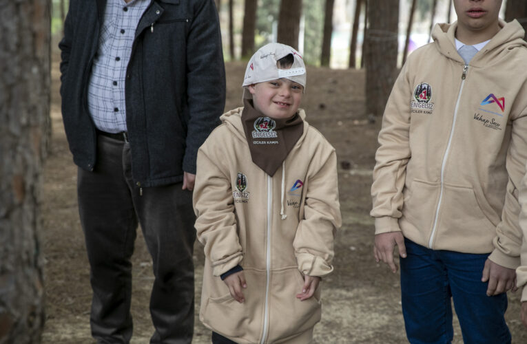 ÖZEL ÇOCUKLAR, İZCİ ŞARKILARI SÖYLEYİP KAMP ÇADIRI KURDULAR