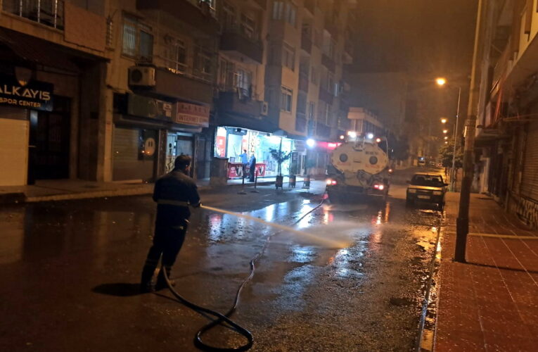 AKDENİZ’DE EKİPLER 7/24 TEMİZLİK HİZMETİ VERİYOR