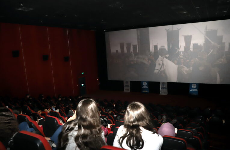 Bazı gençler ilk kez sinema salonunda film izledi