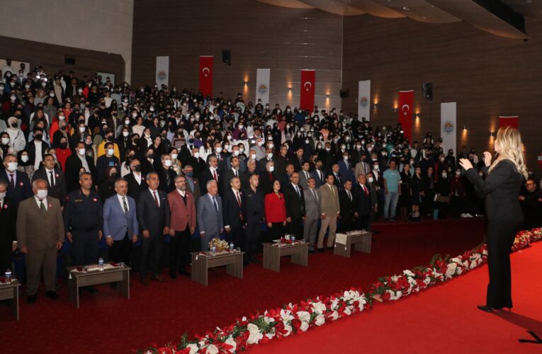 “Dereceye Giren Öğrencilere Ödülleri Veridi”