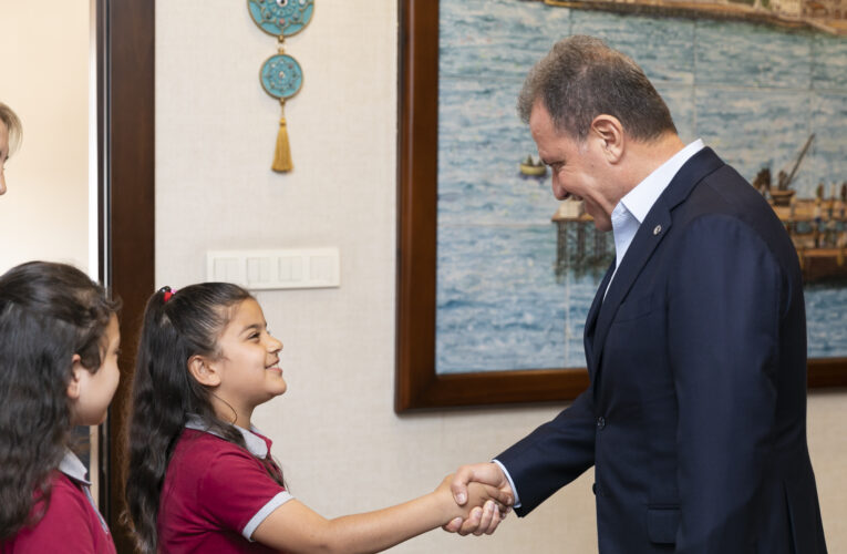 BAŞKAN SEÇER’İN KOLTUĞUNA MİNİK KÜRŞAT ALP OTURDU