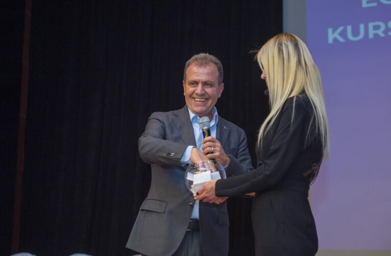 “ÜLKEMİ DE İNSANLIĞI DA IŞIL IŞIL GÖZLERİ OLAN BU AYDINLIK GENÇLER KURTARACAK”