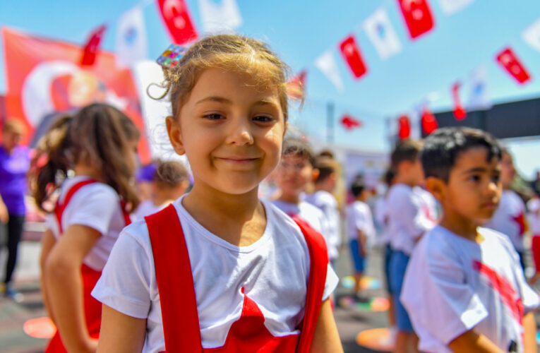 “Atatürk’ün tüm dünya çocuklarına armağan ettiği bayramın 102. yılını kutluyoruz”