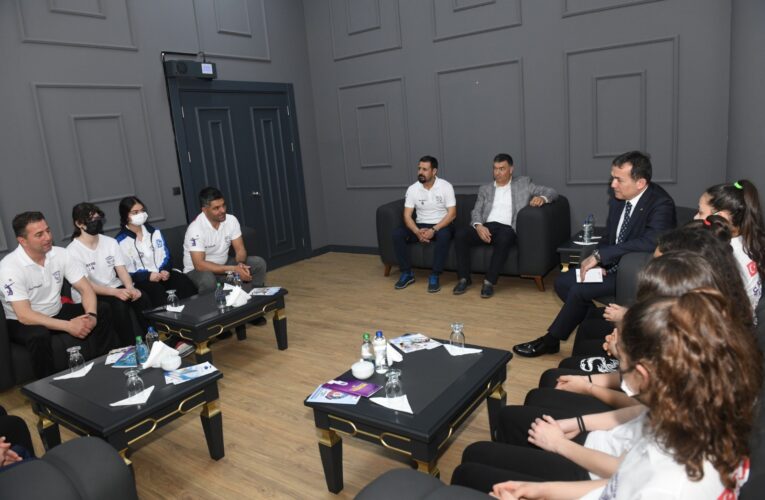 Şampiyon kızların her birine 2 bin 692 TL’lik destek