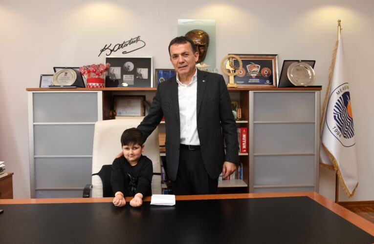 Başkan Abdullah Özyiğit koltuğunu çocuklara bıraktı