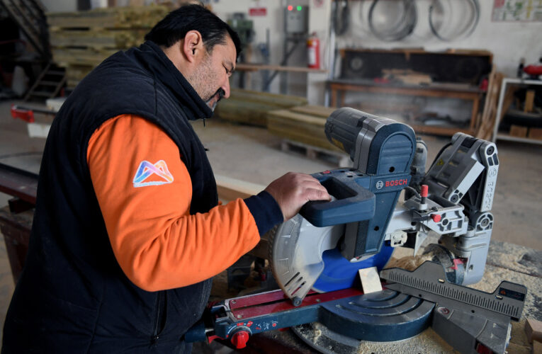 BÜYÜKŞEHİR, MARANGOZ ATÖLYESİ’NDE BİNLERCE LİRALIK TASARRUF SAĞLIYOR