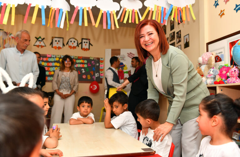 MERAL SEÇER, 23 NİSAN GÖSTERİLERİNİ İZLEDİ, ÇOCUKLARA KİTAP HEDİYE ETTİ