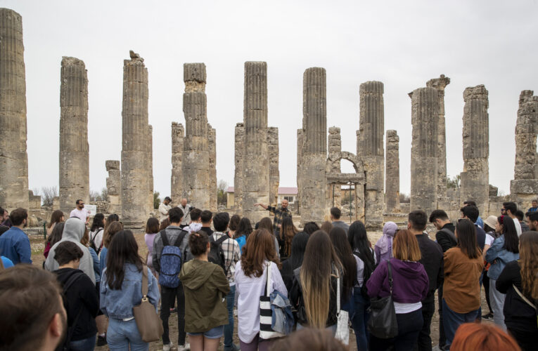 ÖNCE TARİHİ MEKANLARI GÖRDÜLER, ARDINDAN KONSERDE EĞLENDİLER
