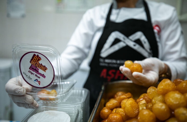 Kadir Gecesi’nde dualar edildi, lokmalar tadıldı
