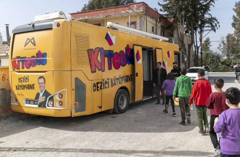 YENİCE’DE İLK KEZ KİTAP DOLU BİR OTOBÜS GÖRDÜLER