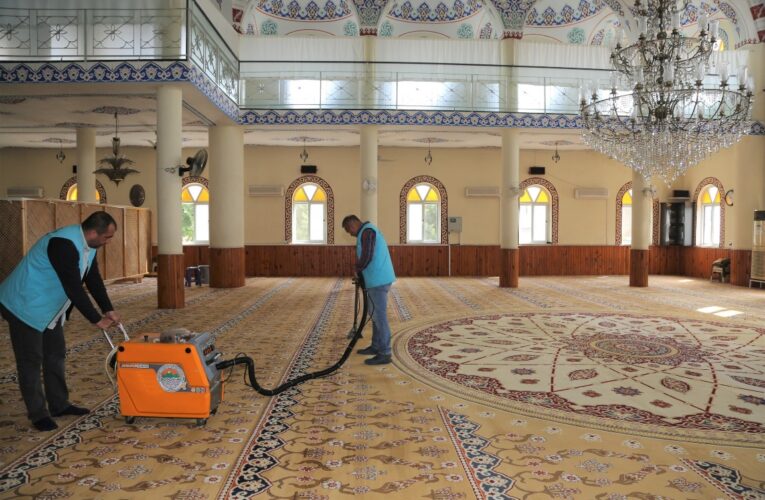 TOROSLAR’IN İBADETHANE TEMİZLİK EKİBİ, CAMİLERİ PIRIL PIRIL YAPIYOR