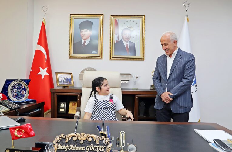 Kayra, çocuklara oyuncak dağıtılmasını; Defne, oyun parkı yapılmasını istedi