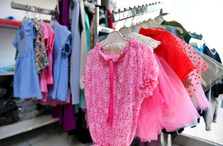 BÜYÜKŞEHİR’İN KURSİYERLERİ DİKİYOR, İHTİYAÇ SAHİPLERİ ALIYOR