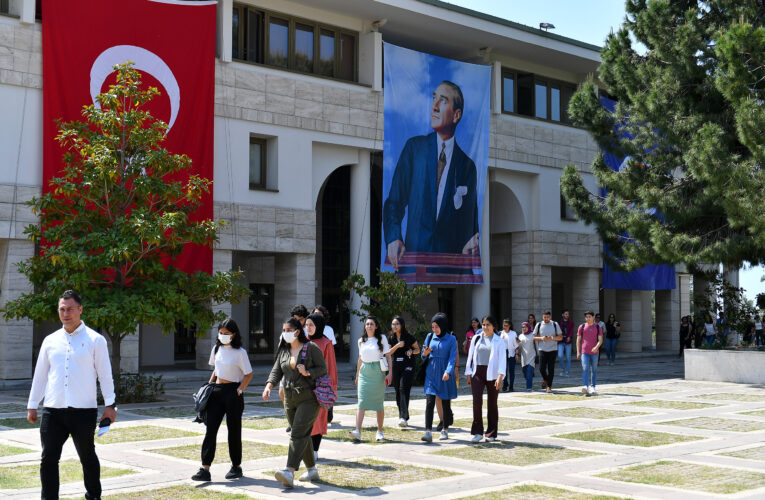 MERSİN BÜYÜKŞEHİR’İN TARSUS VE SİLİFKE KURS MERKEZİ ÖĞRENCİLERİ MERSİN ÜNİVERSİTESİ’Nİ GEZDİ