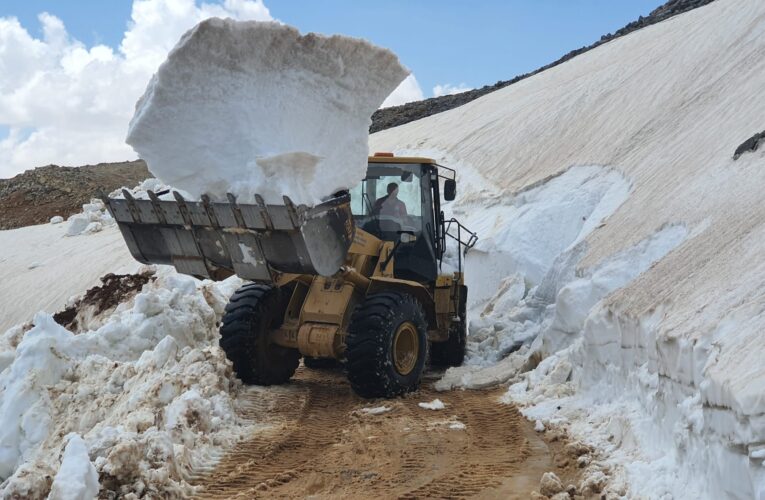 4 metreyi bulan kar kütleleri kaldırılıyor