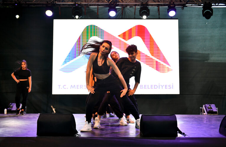 SAHİLDE ZEYBEKTEN SALSAYA UZANAN BİR DANS ŞÖLENİ YAŞANDI