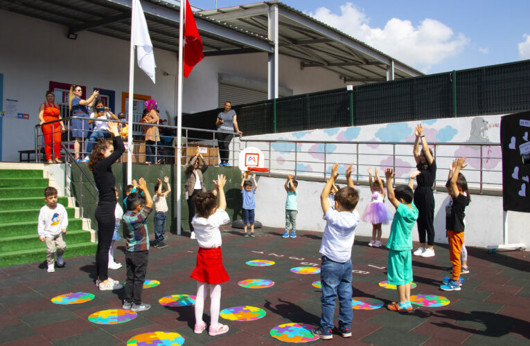 MİNİK ÖĞRENCİLER ANNELERİ İÇİN ŞİİR OKUDU, HEDİYELER VERDİ