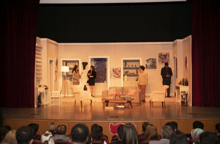 MERSİN ŞEHİR TİYATROSU, İLÇE TURNESİNDE HEM ÇOCUKLAR HEM DE YETİŞKİNLERLE BULUŞTU